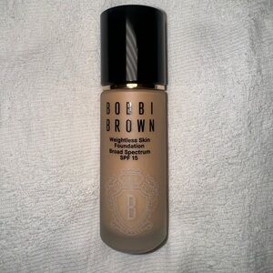 Bobbi Brown Weightless Foundation